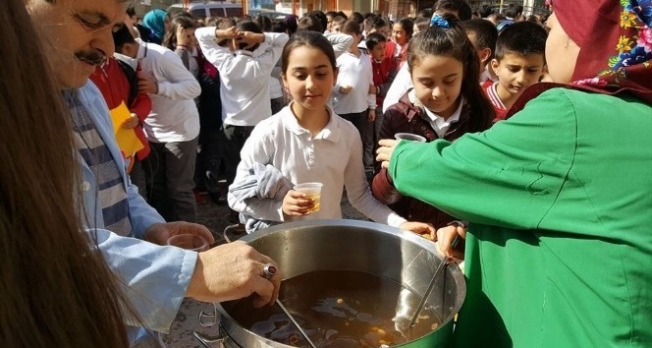 Öğrencilere üzüm hoşafı ve ekmek dağıtıldı Öğrencilere üzüm hoşafı ve ekmek dağıtıldı