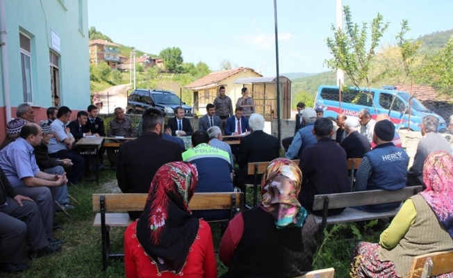 Kaymakam Yelek köylüleri dinledi Kaymakam Yelek köylüleri dinledi
