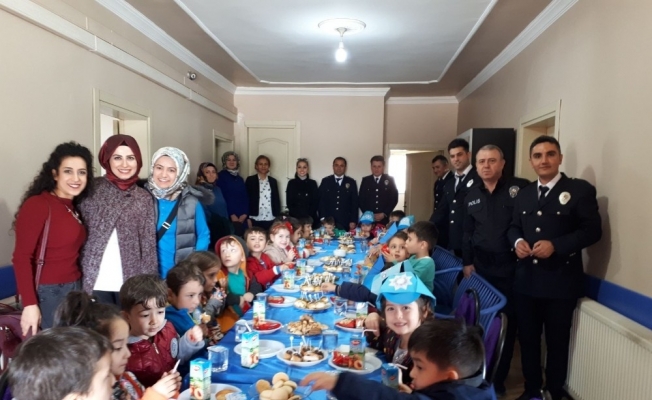 Minik öğrenciler polislerin bayramını kutladı Minik öğrenciler polislerin bayramını kutladı