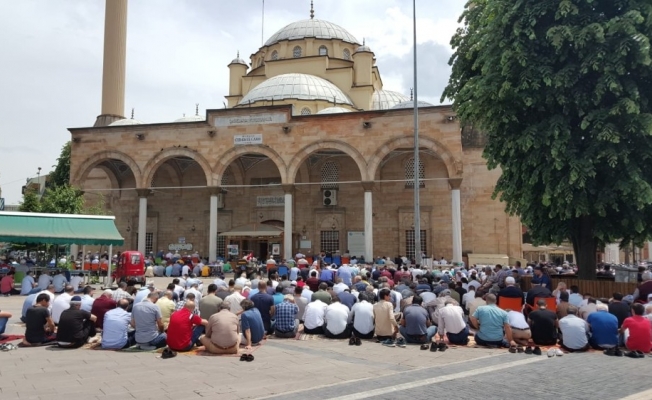 Düzceliler Ramazanın ilk cuması camileri doldurdu Düzceliler Ramazanın ilk cuması camileri doldurdu