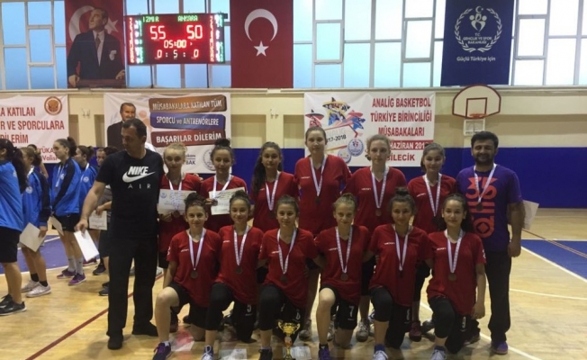 Küçük kızlar Türkiye üçüncüsü oldu Küçük kızlar Türkiye üçüncüsü oldu