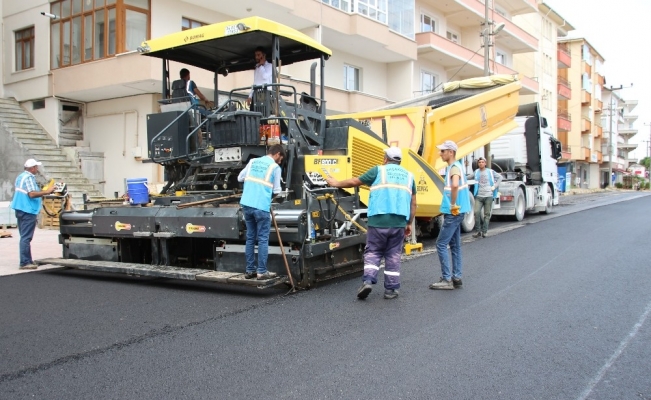 Akçakoca Belediyesi sıcak asfalt sezonunu açtı