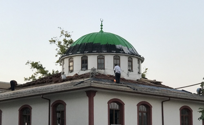 Akçakoca Çuhallı Camisinin çatısı onarılıyor