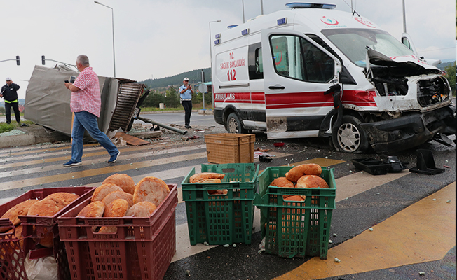 Hasta Taşıyan Ambulans, Ekmek Arabasıyla Çarpıştı: 6 Yaralı