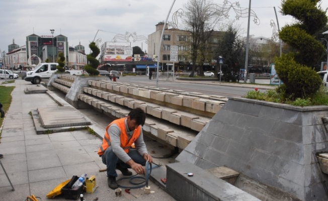 Düzce’deki süs havuzları temizleniyor Düzce’deki süs havuzları temizleniyor
