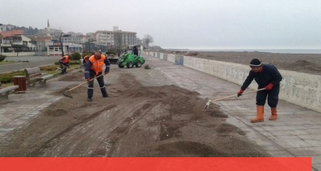 Akçakoca’da sahiller temizleniyor