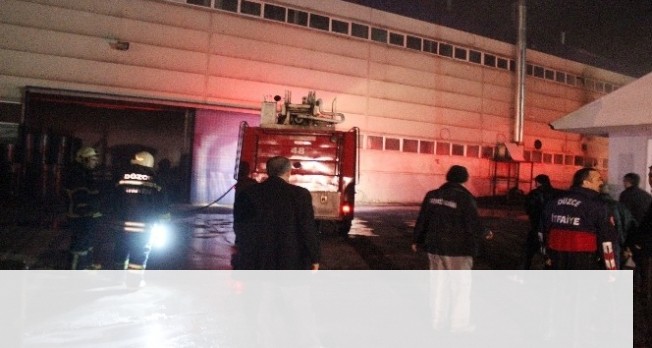 Düzce’de fabrika yangınında 5 kişi dumandan etkilendi Düzce’de fabrika yangınında 5 kişi dumandan etkilendi