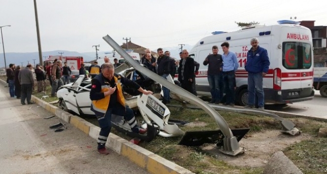 Düzce’de otomobil takla attı gençler ölümden döndü