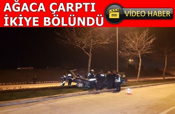 Ağaca çarpan araç otomobil ikiye bölündü: 3 yaralı