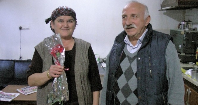Anne ve kızı ocakta, kocası ile oğlu serviste Anne ve kızı ocakta, kocası ile oğlu serviste