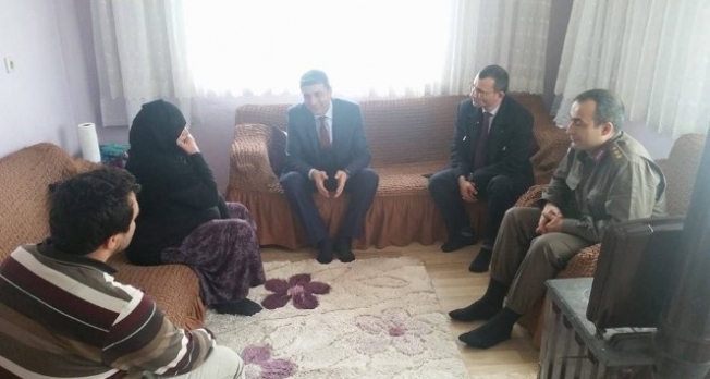 Kaymakam Öztürk, şehit ailelerini ziyaret etti