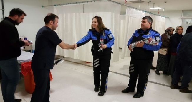 Polislerden sağlık çalışanlarına çiçek