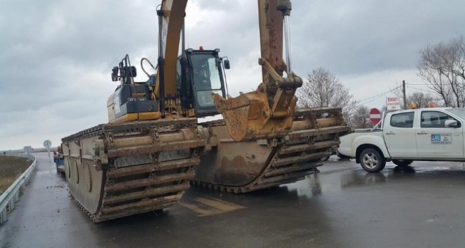Suya gömülen iş makinası Melen’den çıkarıldı