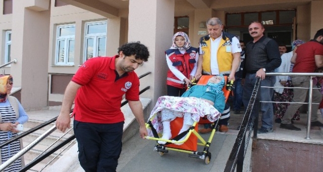 71 yaşındaki hasta kadın ambulansla gelerek oy kullandı 71 yaşındaki hasta kadın ambulansla gelerek oy kullandı
