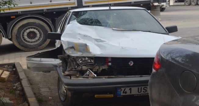 Otomobil tıra çarptı: 4 yaralı