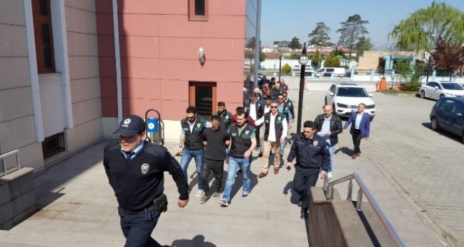 Uyuşturucu ticareti suçundan adliyeye sevk edilen 6 kişi tutuklandı Uyuşturucu ticareti suçundan adliyeye sevk edilen 6 kişi tutuklandı