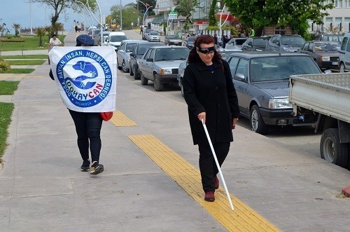 Engellileri anlamak için gözbandıyla yürüdü