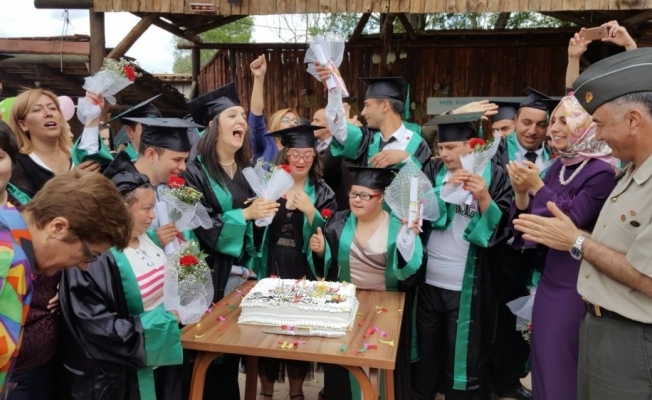 Özel öğrenciler mezun oldu kep giydi