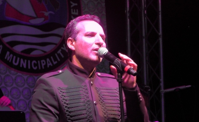 Ünlü şarkıcı sahnede bayramları karıştırdı