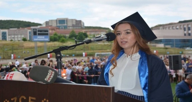 Akyazılı genç kız Düzce Üniversitesi birincisi oldu