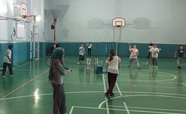 Badminton temeli çocuklara öğretiliyor