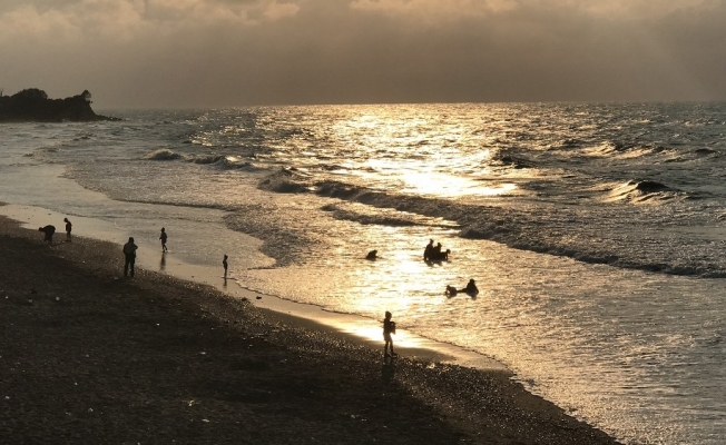 Batı Karadeniz’de dev dalgalar sahilleri dövüyor