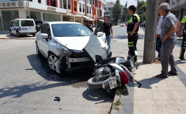 Düzce’de iki otomobil ile motosiklet çarpıştı: 1 yaralı