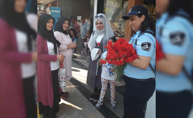 Düzce’de zabıtadan esnafa çiçek