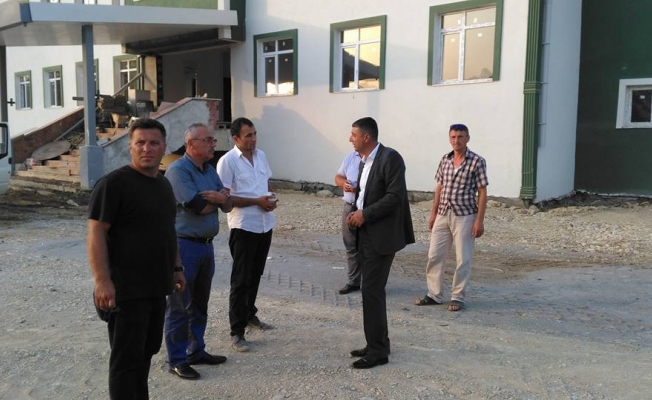 Kaymakam Öztürk, okul inşaatında incelemelerde