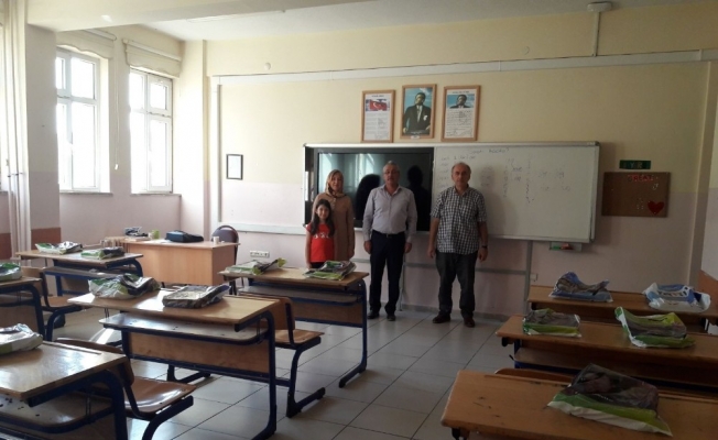 Okullarda öğrencilerin kitapları sıralarına bırakıldı