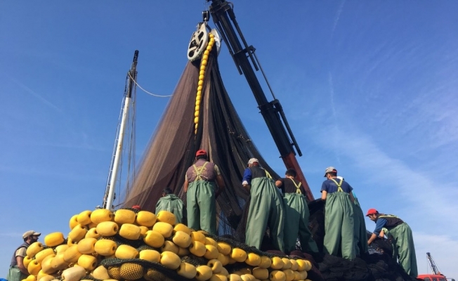 Balıkçılar ağlarını bakıma aldı
