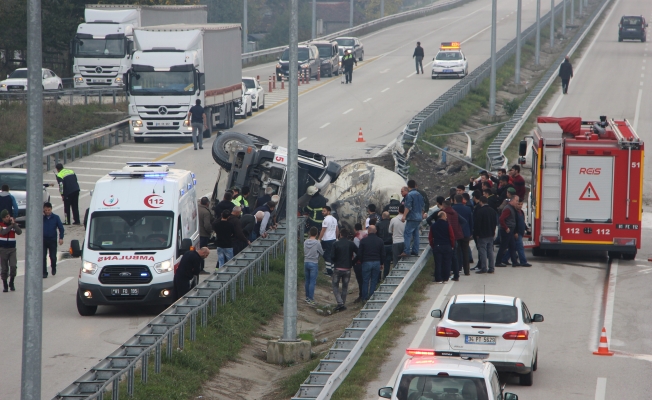 Beton mikseri devrildi, sürücü hayatını kaybetti