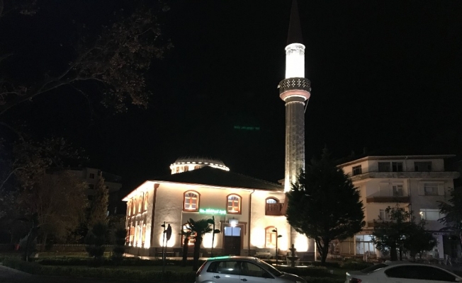 Çuhallı camisinin aydınlatması görenleri büyülüyor