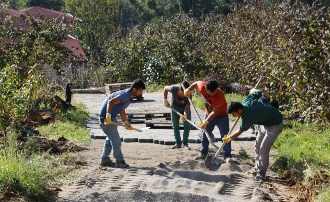 Akçakoca’da asfalt ve kilit parke taşı döşeme devam ediyor