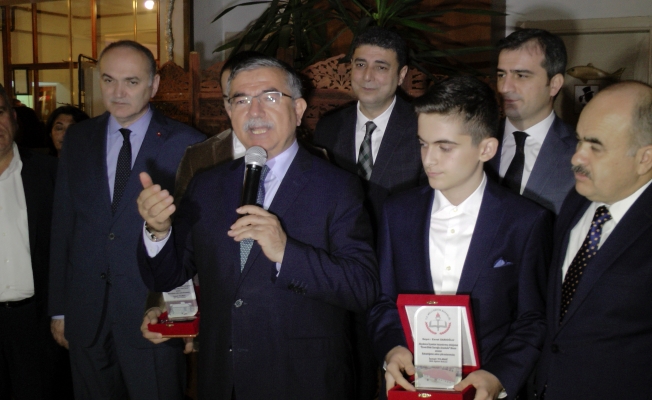 Bakan Yılmaz ve Özlü eğitime katkı veren hayırsever iş adamlarını ödüllendirdi