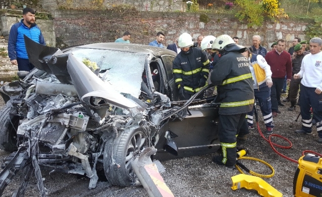Bayan sürücü beton mikserine çarptı kazada sürücü yaralandı Bayan sürücü beton mikserine çarptı kazada sürücü yaralandı