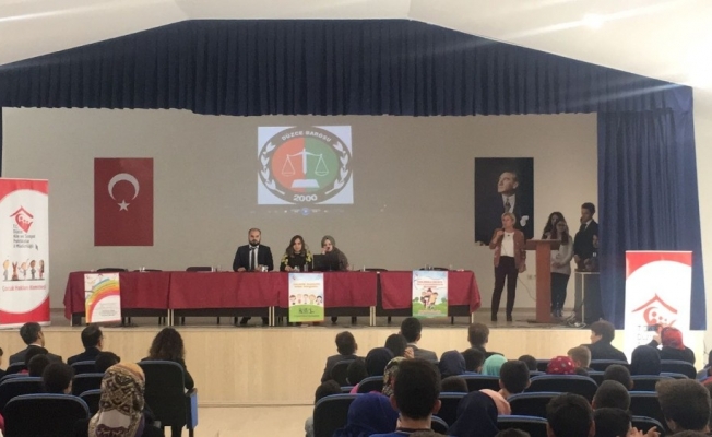 Çocuk hakları gününde Düzce Barosu çocuklara kitap dağıttı