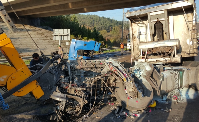 Kazada koparak yola fırlayan tırın sürücü kabininden sağ çıktı