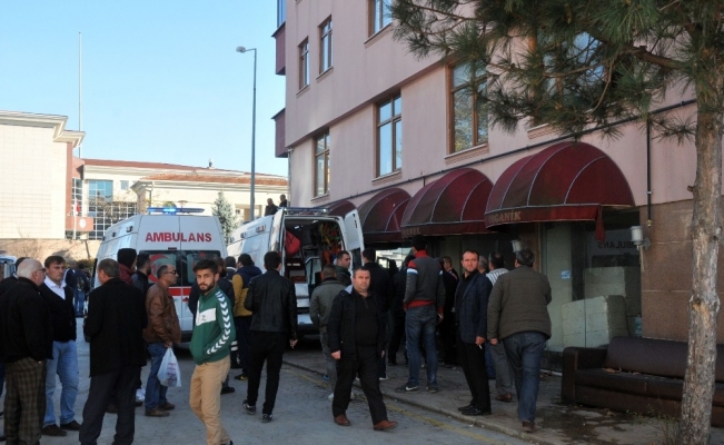 Öğretmen ve babası silahla yaralandı