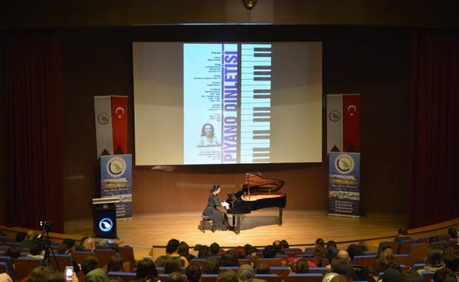 Tıp öğrencileri birliğinden piyano dinletisi