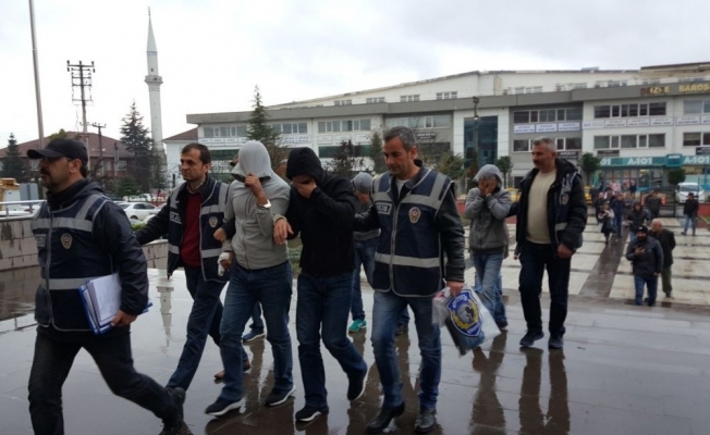 2 ayrı eve giren 6 hırsız çıkarıldığı mahkemece tutuklandı