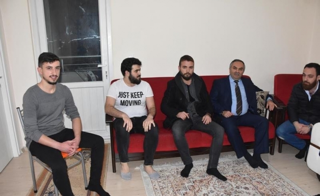 Başkan Ay üniversitesi öğrencilerinin evine misafir oldu