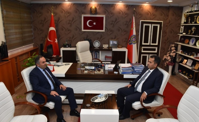 Başkan Ay’dan Özdemir ve Denize şükran plaketi