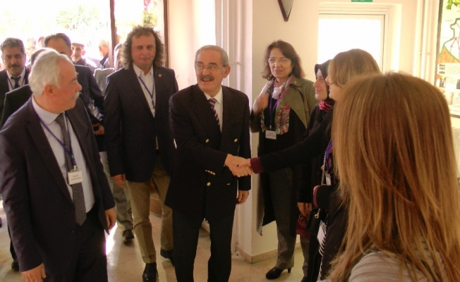 CHP ilçe kongresinde İstiklal Marşı çalınamayınca, yerel gazeteci, boynunda fotoğraf makinesiyle marşı söyletti