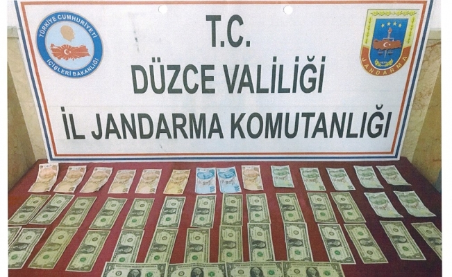 Dolandırıcılıktan aranıyordu sahte parayla yakalandı
