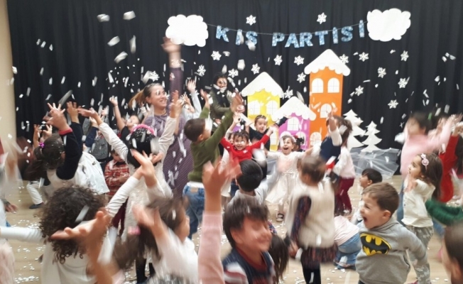 Minik öğrenciler kış partisinde gönüllerince eğlendiler