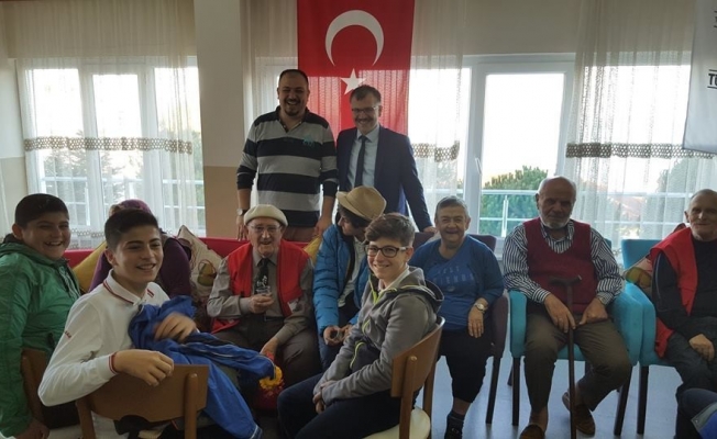 Öğrenciler huzurevi sakinleri ile bir araya geldi