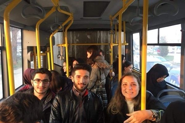 Öğrenciler istedi Rektör Çakar otobüse bindi