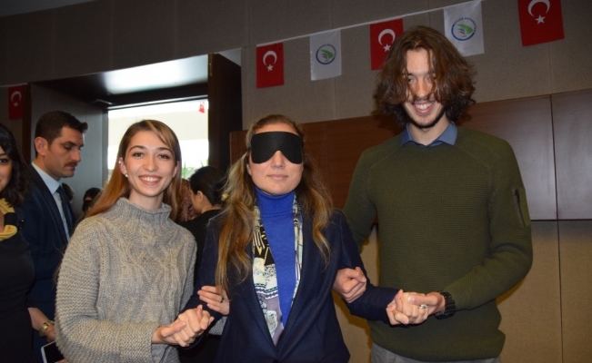 Rektör Çakar programa gözleri kapatıp girdi