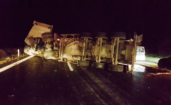 TEM otoyolunda tanker devrildi: 1 yaralı